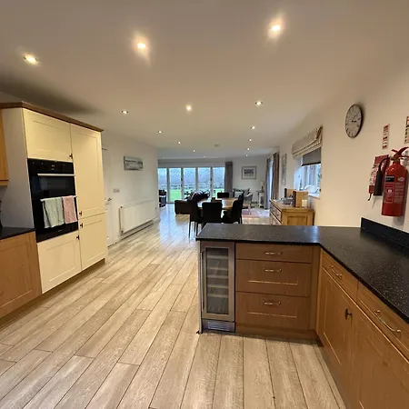 Bempton View At The Bay Filey, Sleeps 10, And 2 Dogs Welcome For Free Too!