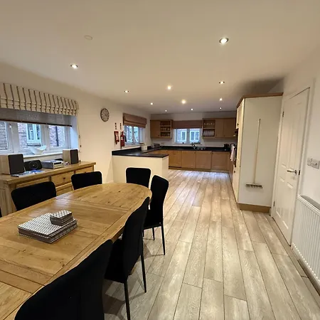 Bempton View At The Bay Filey, Sleeps 10, And 2 Dogs Welcome For Free Too! Nyaraló *