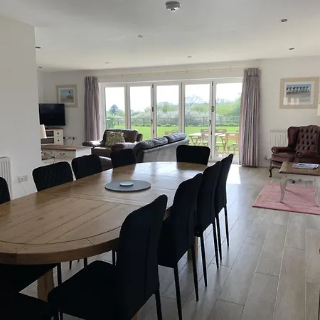 Bempton View At The Bay Filey, Sleeps 10, And 2 Dogs Welcome For Free Too!