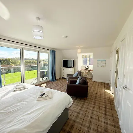 Bempton View At The Bay Filey, Sleeps 10, And 2 Dogs Welcome For Free Too!